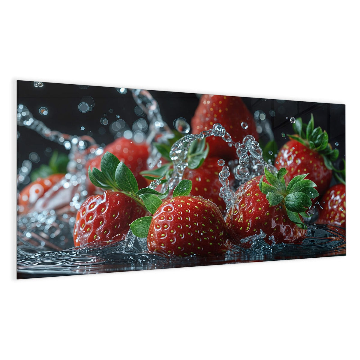 Mehrere Erdbeeren mit grünen Blättern in aufspritzendem Wasser vor dunklem Grund
