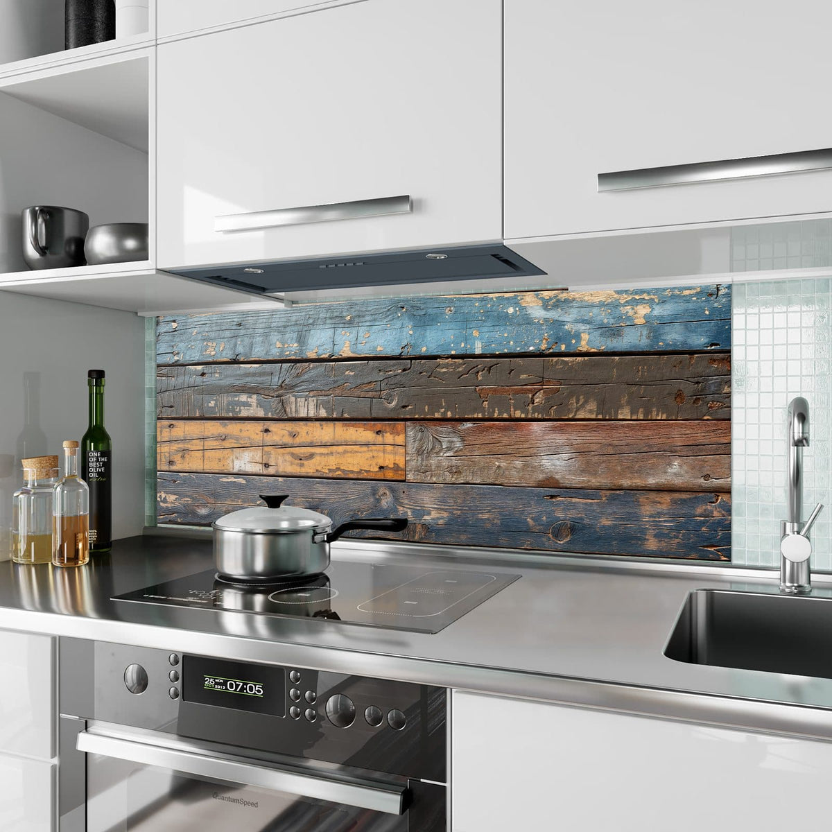 Küchenrückwand aus Glas Planken in Blau und Rost im Hochformat als Spritzschutz hinter dem Kochfeld, über dem Fliesenspiegel montiert