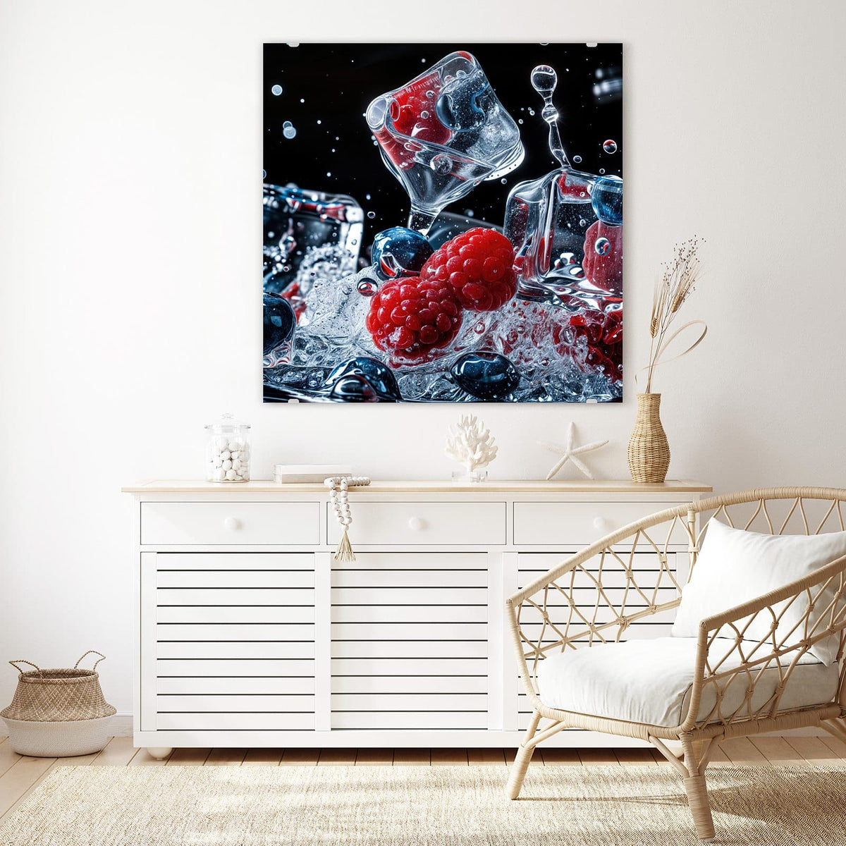 Glasbild Eisgekühlte Beeren an der Wand – Himbeeren und Blaubeeren mit Eiswürfeln im Wasserspritzer vor schwarzem Grund