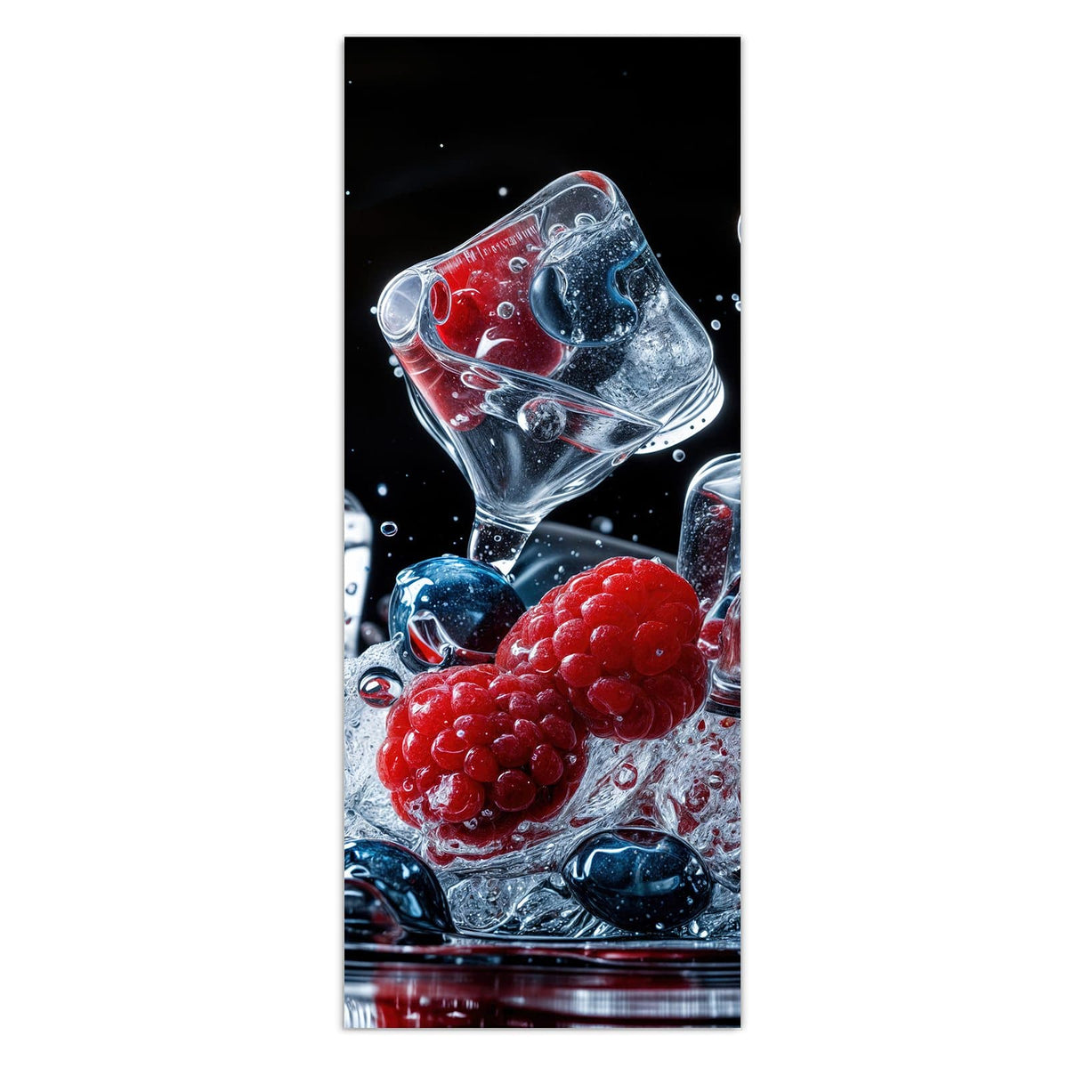 Himbeeren und Blaubeeren mit Eiswürfeln im Wasserspritzer vor schwarzem Grund
