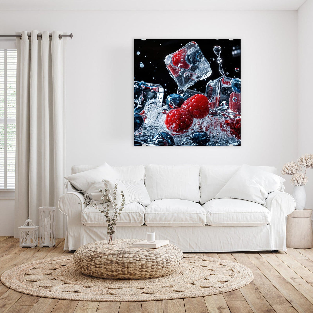 Glasbild Eisgekühlte Beeren an der Wand – Himbeeren und Blaubeeren mit Eiswürfeln im Wasserspritzer vor schwarzem Grund