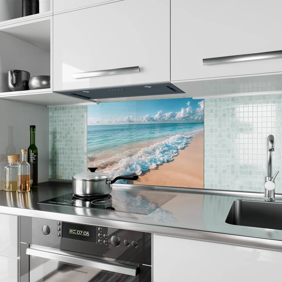Küchenrückwand aus Glas Wolken über Türkismeer im Hochformat als Spritzschutz hinter dem Kochfeld, über dem Fliesenspiegel montiert