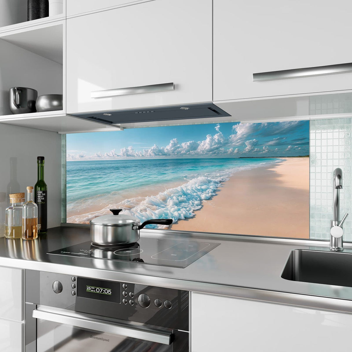 Küchenrückwand aus Glas Wolken über Türkismeer im Hochformat als Spritzschutz hinter dem Kochfeld, über dem Fliesenspiegel montiert
