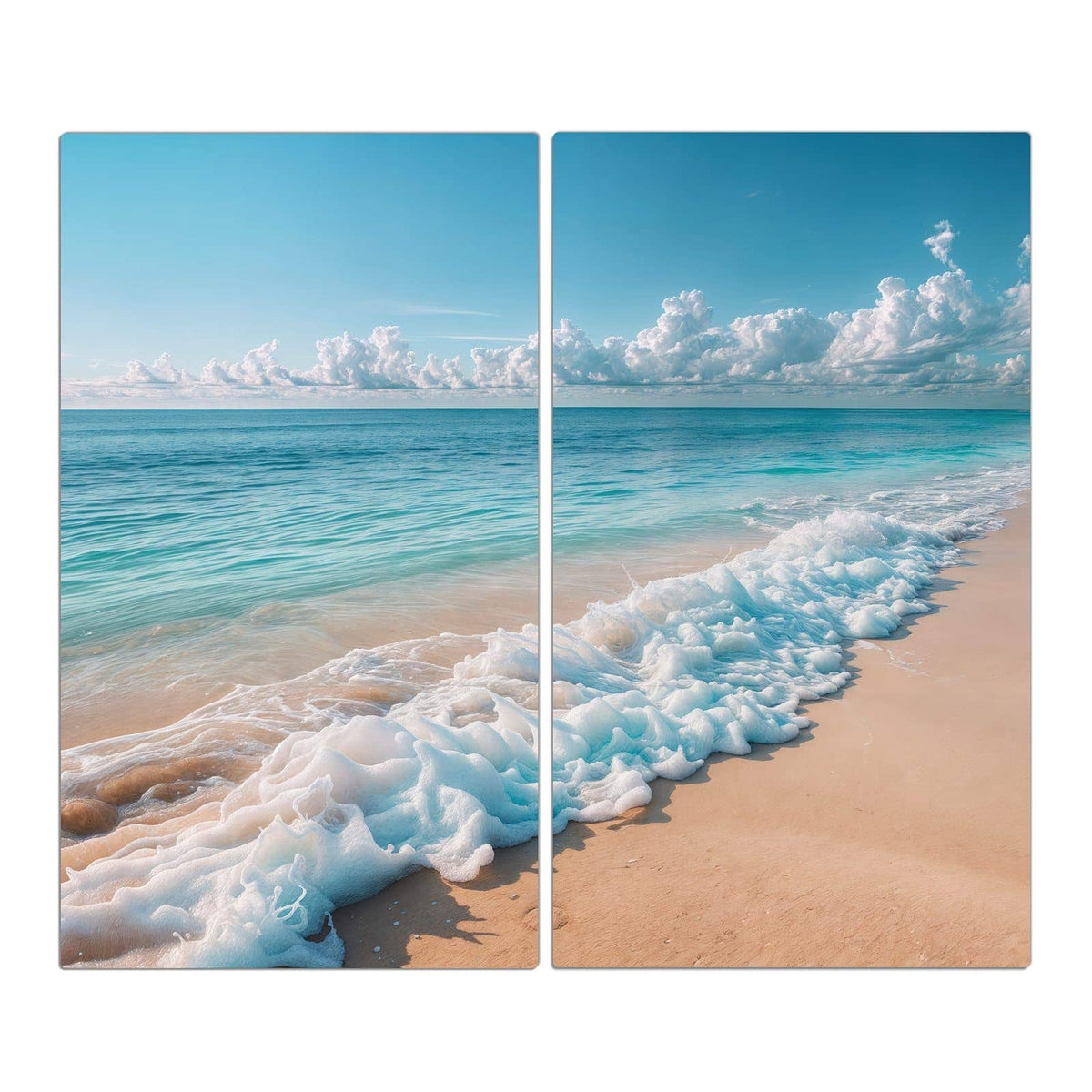 Türkises Meer unter blauem Himmel mit weißen Quellwolken, Schaumband auf hellem Sand