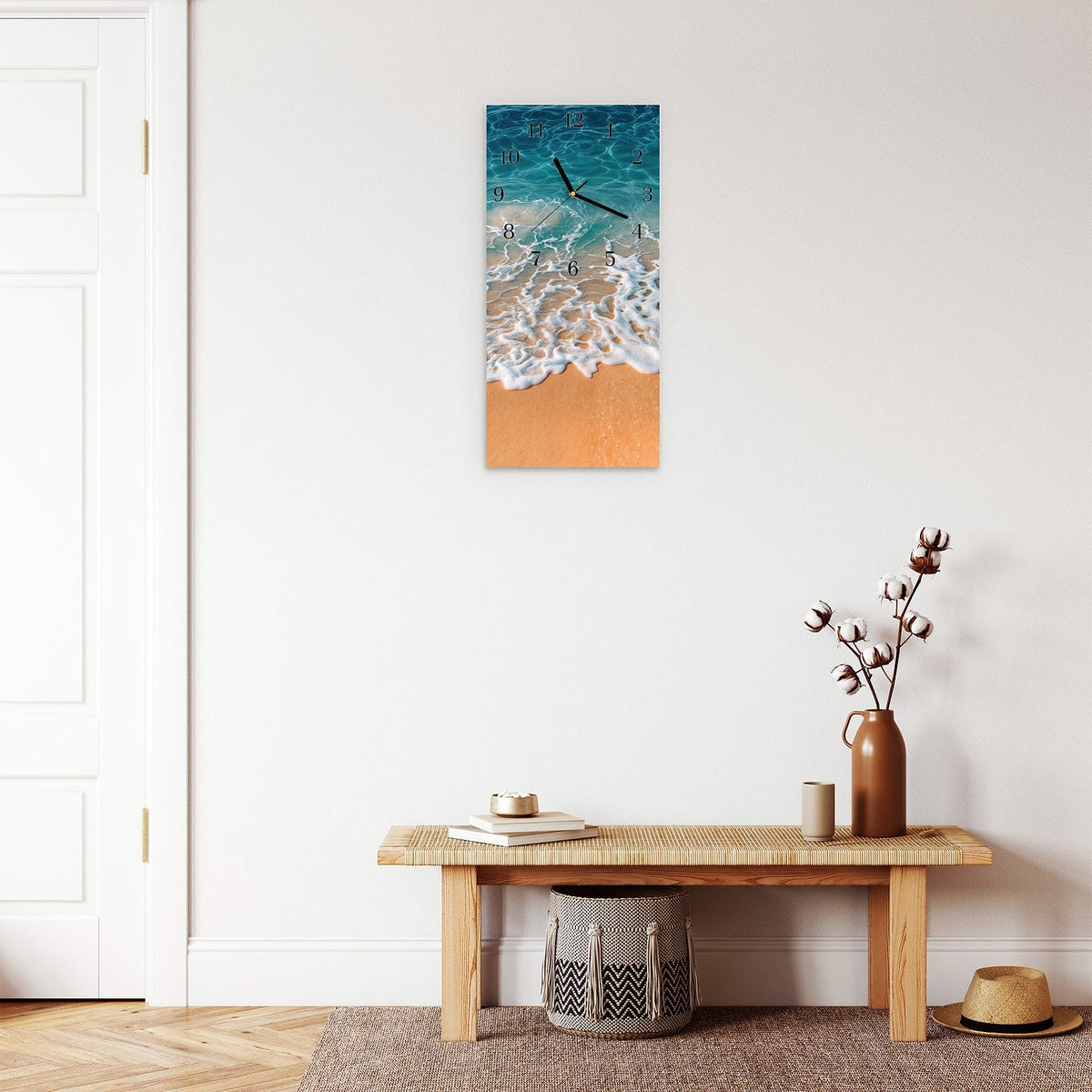 Moderne Wanduhr aus Glas mit Farbtiefe – Wanduhr Strand und Wellen aus Glas – Hochformat 30 × 60 cm