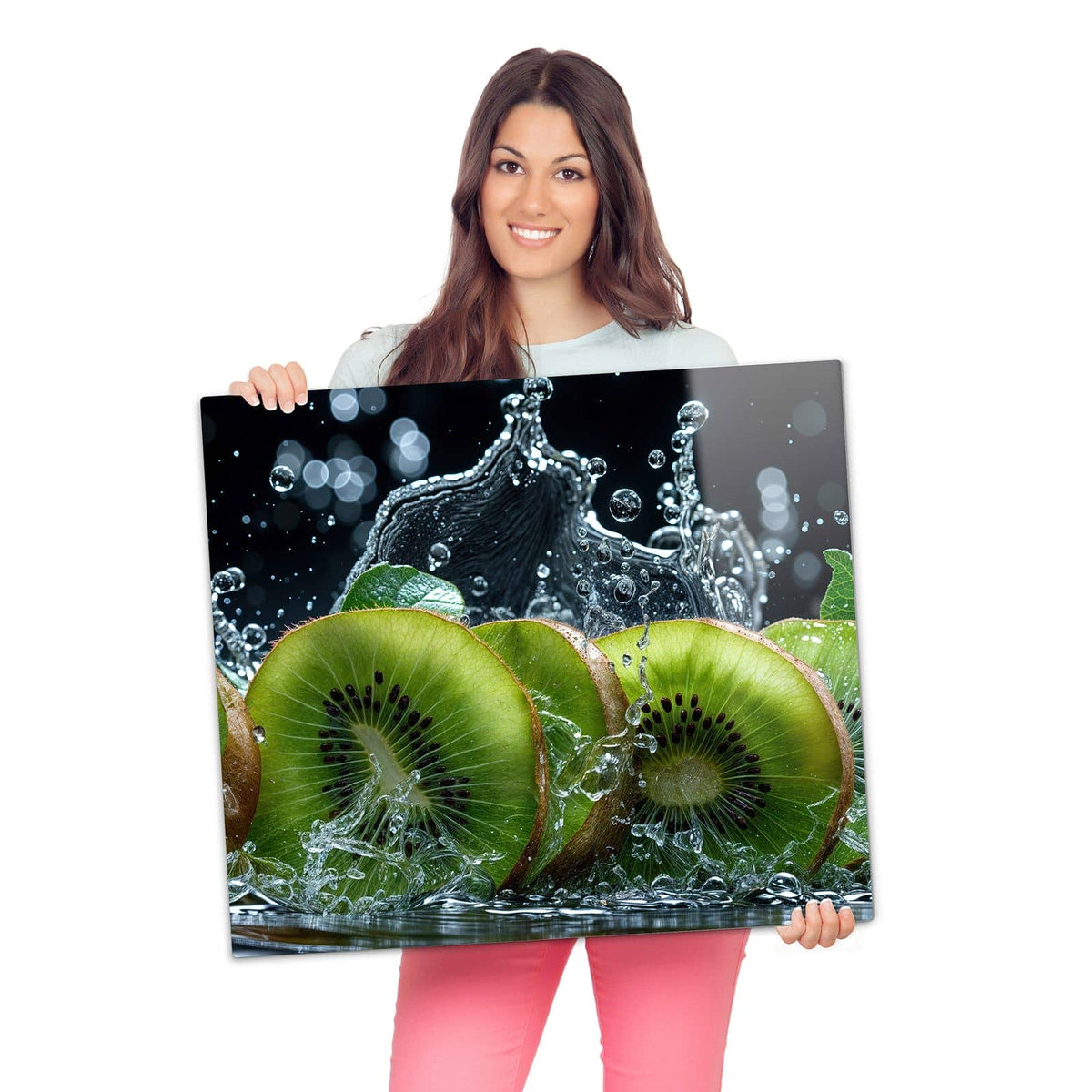 Glasabdeckplatte für Ceranfeld mit Kiwi und Wasser-Motiv wird zur Größendarstellung gehalten