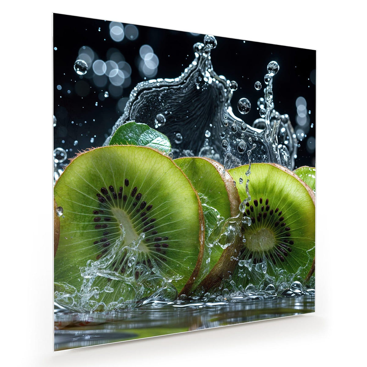 Drei Kiwischeiben in aufspritzendem Wasser vor dunklem Hintergrund mit Bokeh