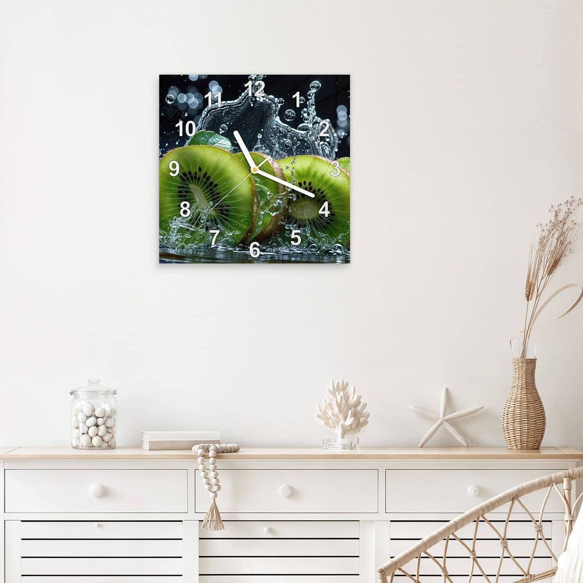 Quadratische Wanduhr aus Glas Kiwischeiben im Spritzer mit Ziffernblatt Modern über einem weißen Sideboard