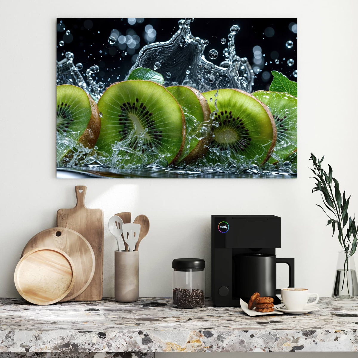 Drei Kiwischeiben in aufspritzendem Wasser vor dunklem Hintergrund mit Bokeh