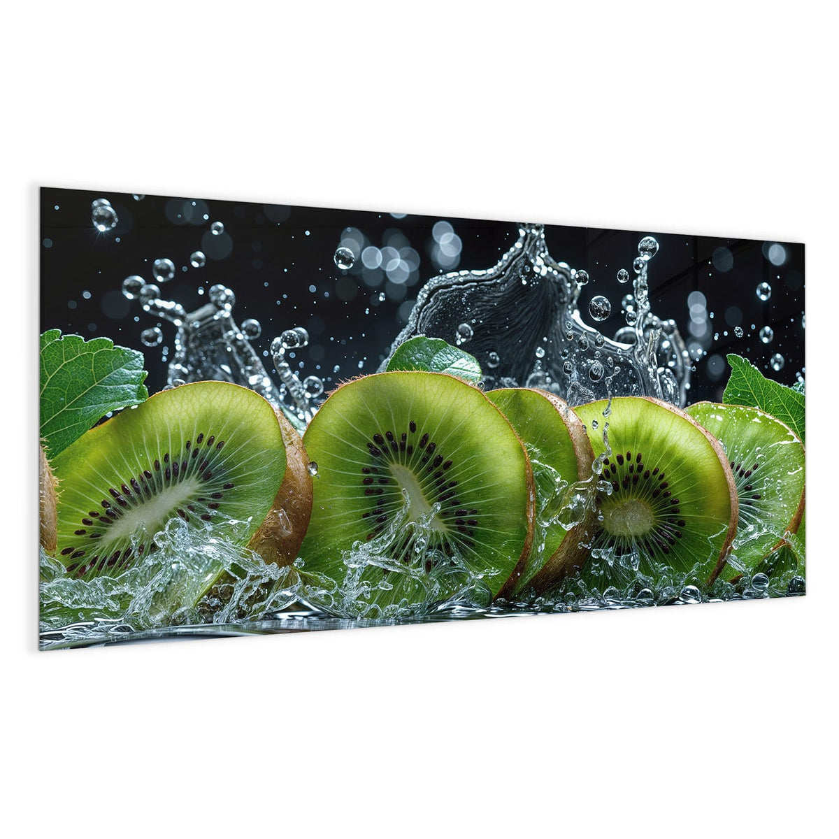 Drei Kiwischeiben in aufspritzendem Wasser vor dunklem Hintergrund mit Bokeh