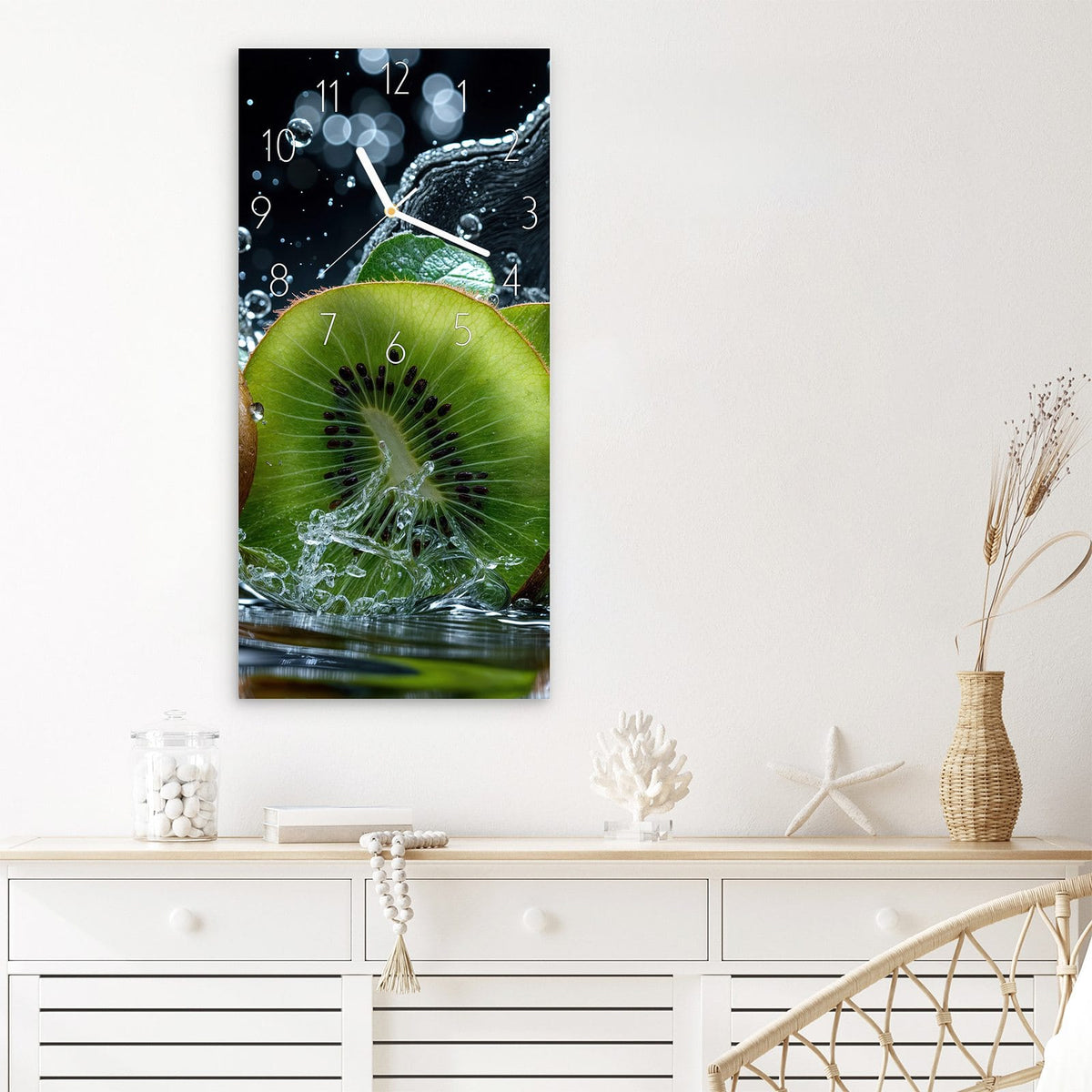 Wanduhr Kiwi und Wasser aus Glas – Kiwischeiben im spritzenden Wasser