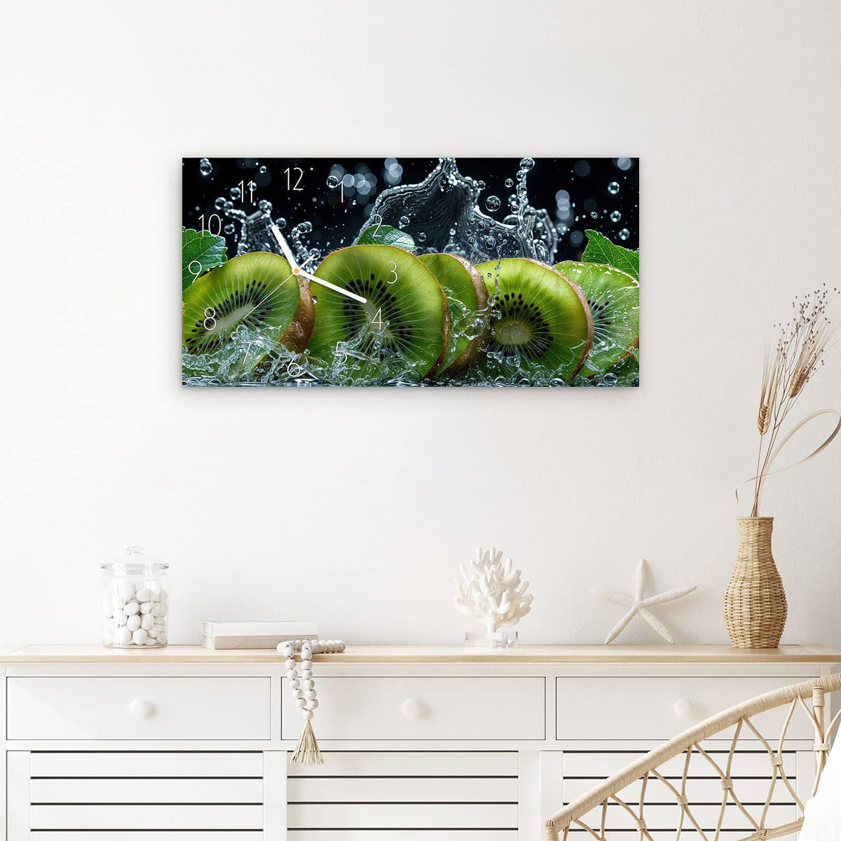 Wanduhr Kiwi und Wasser aus Glas – Querformat 60 × 30 cm – Kiwischeiben im spritzenden Wasser