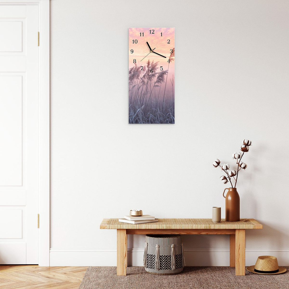 Moderne Wanduhr aus Glas mit Farbtiefe – Wanduhr Nebelwiese am Morgen aus Glas – Hochformat 30 × 60 cm