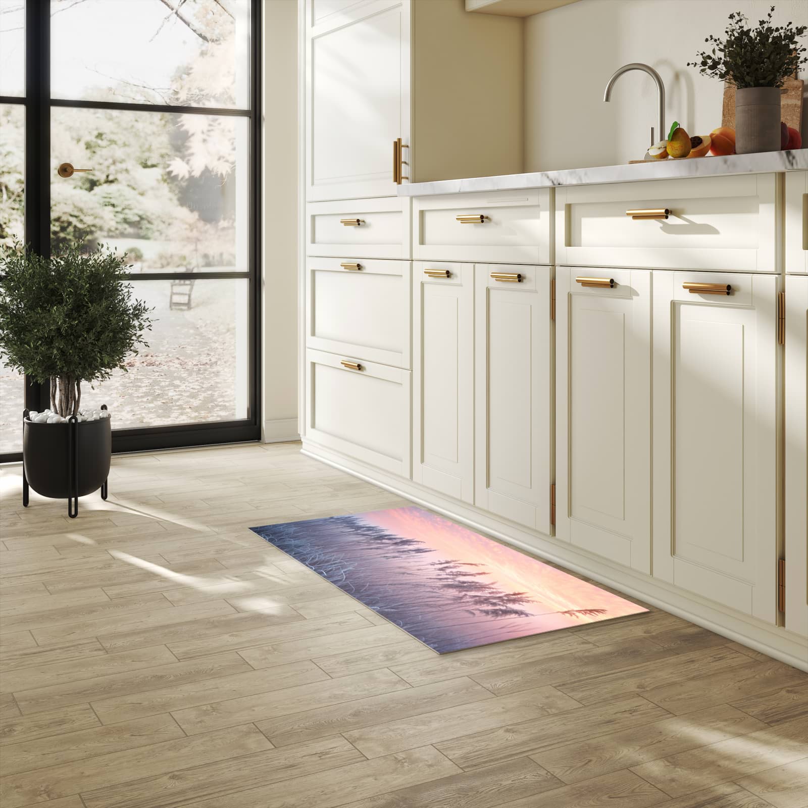 Langlebiger Küchenläufer mit Motiv Nebelwiese am Morgen in heller Küche