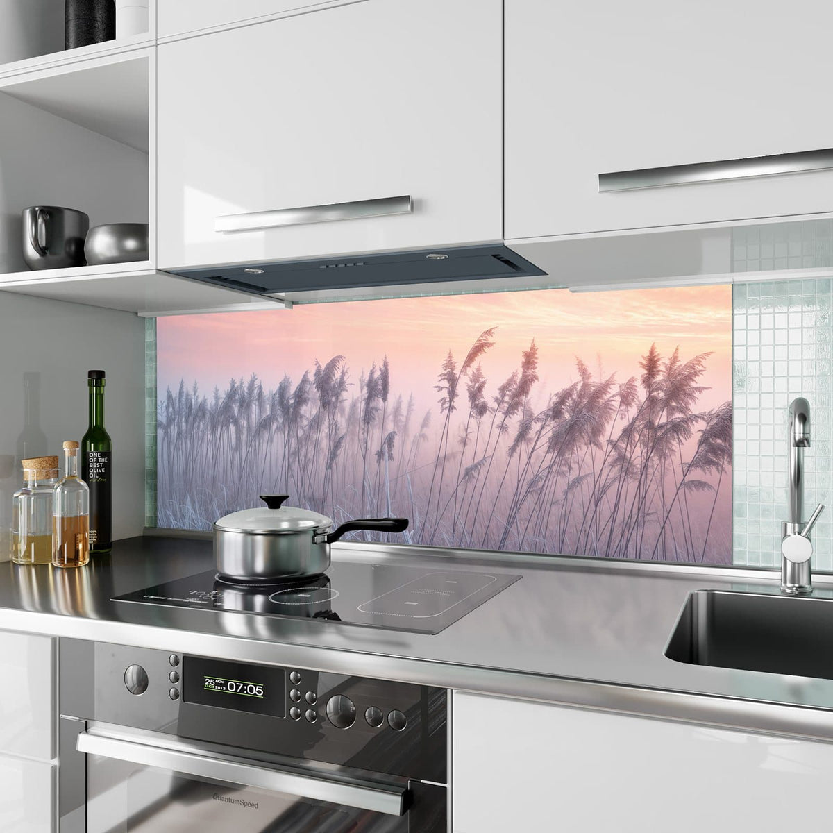 Küchenrückwand aus Glas Schilf im Morgenrot im Hochformat als Spritzschutz hinter dem Kochfeld, über dem Fliesenspiegel montiert