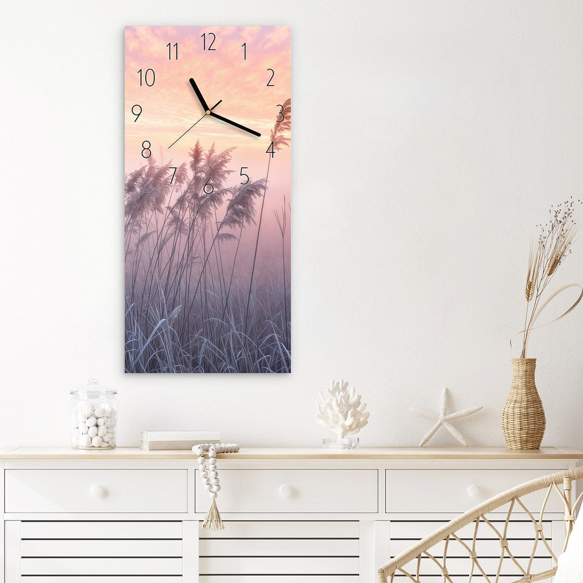 Wanduhr Nebelwiese am Morgen aus Glas – Frostige Gräser im rosa Morgenlicht