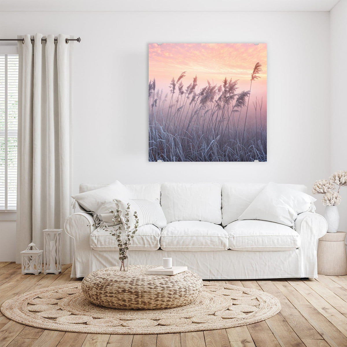 Glasbild Schilf im Morgenrot an der Wand – Schilfrispen und frostiges Gras vor rosa-orangem Himmel, im Hintergrund liegt deutlich Bodennebel