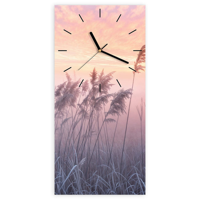 Wanduhr Nebelwiese am Morgen aus Glas – Hochformat 30 × 60 cm mit Ziffernblatt Linie