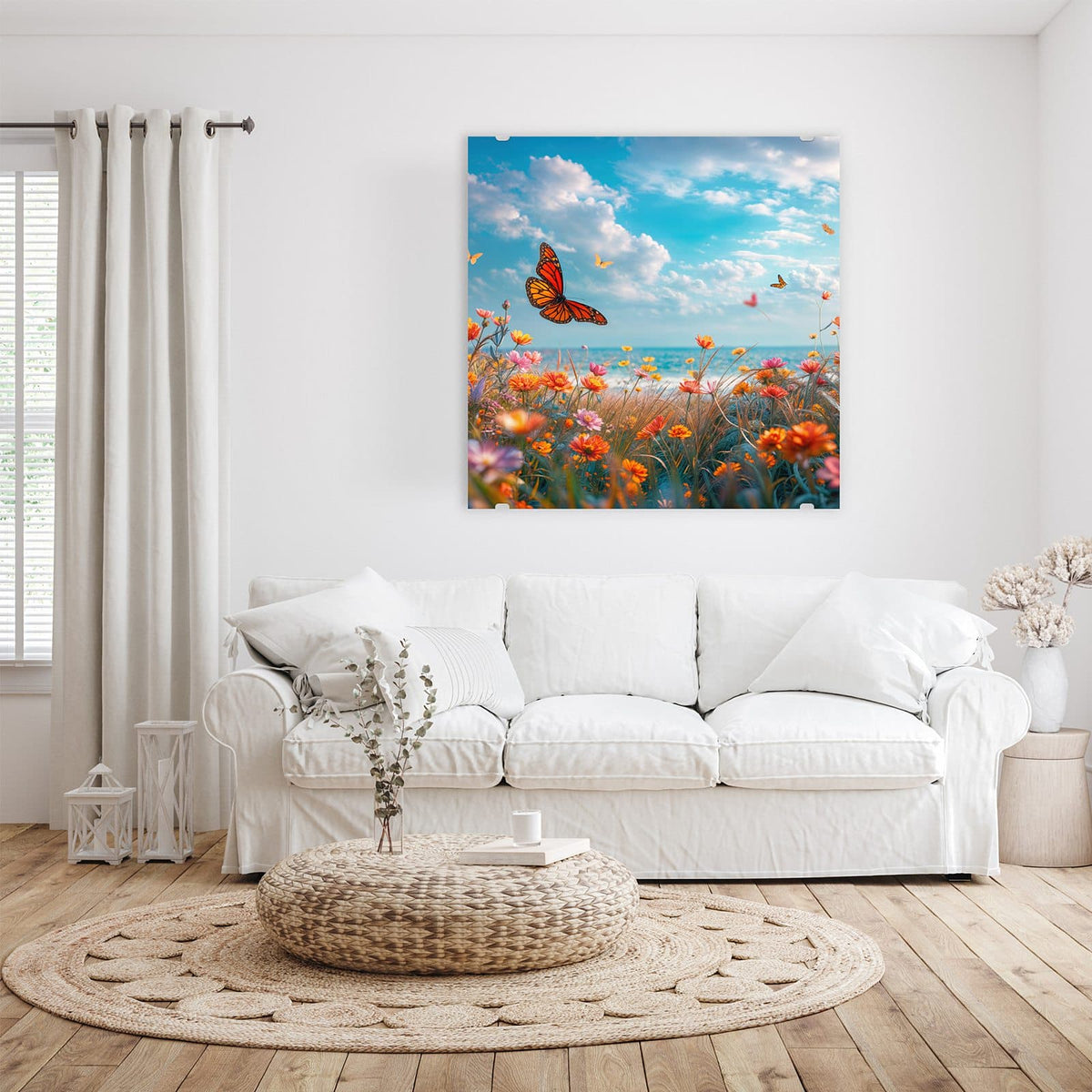 Glasbild Blütenwiese am Meer an der Wand – Bunte Blumenwiese am Meer mit Monarchfalter, dahinter türkises Wasser und Wolkenhimmel