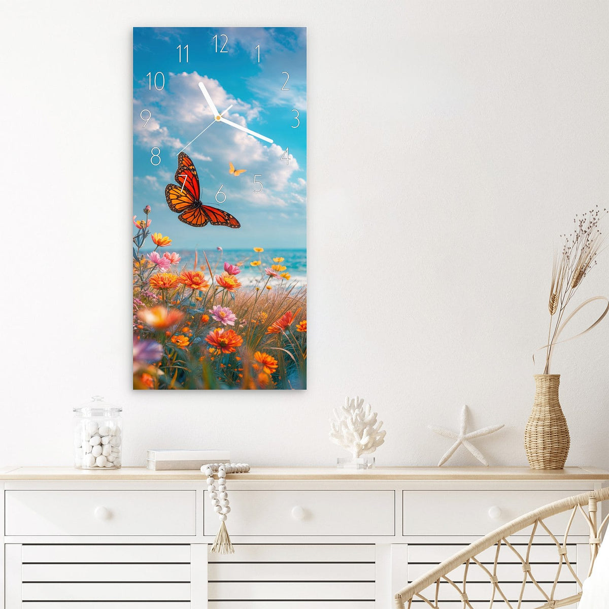 Wanduhr Sommerblumenwiese aus Glas – Hochformat 30 × 60 cm – Blumenwiese mit Schmetterling am Meer