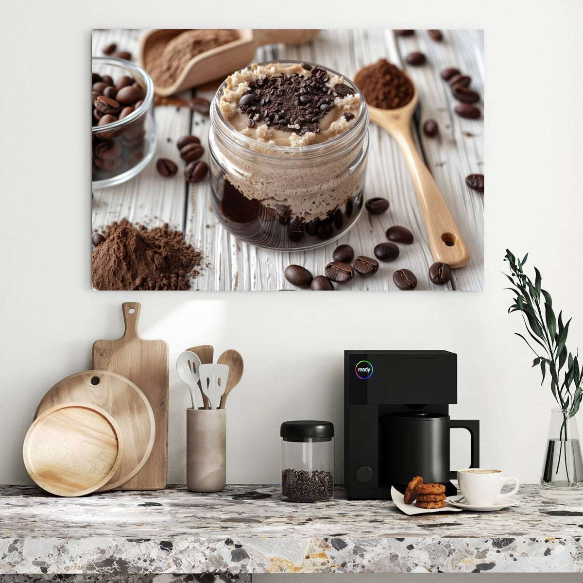 Cremiges Kaffeedessert im Glas mit Schokoraspeln, daneben ein Holzlöffel mit Kakao und Bohnen
