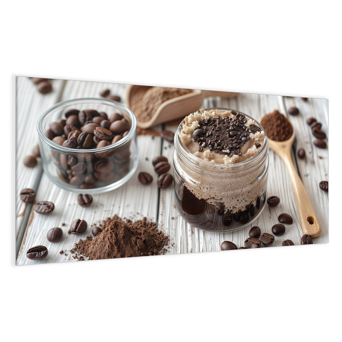 Cremiges Kaffeedessert im Glas mit Schokoraspeln, daneben ein Holzlöffel mit Kakao und Bohnen