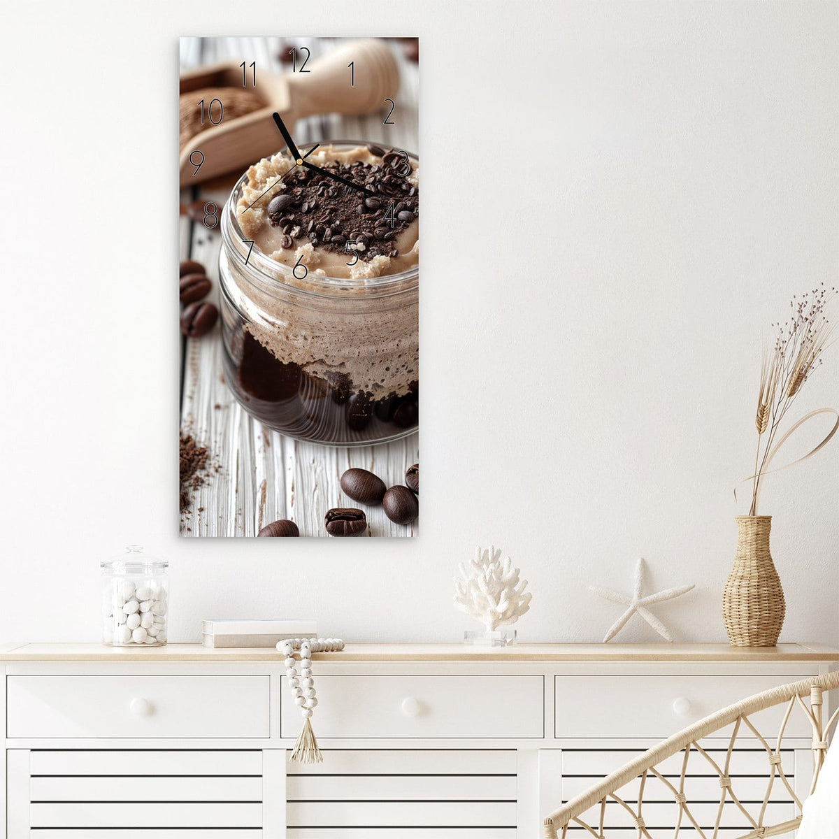 Wanduhr Kaffeedessert Glas aus Glas – Hochformat 30 × 60 cm – Cremiges Kaffeedessert mit Kakaopulver