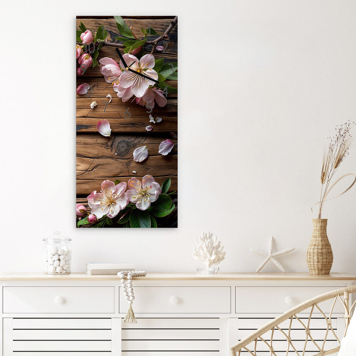 Wanduhr Blüten auf Holz aus Glas – Rosa Blütenblätter auf rustikalem Holz