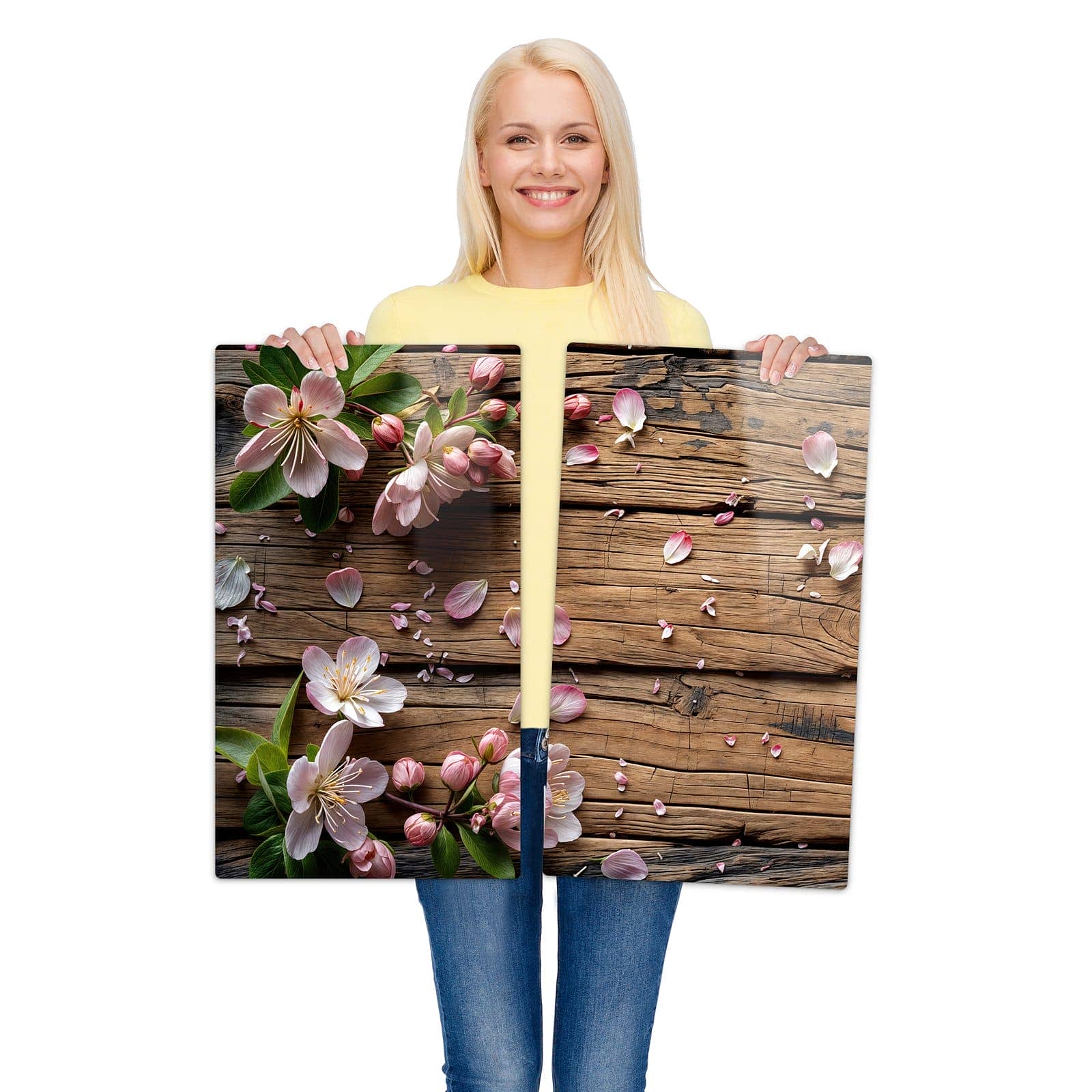 2-teilige Herdabdeckplatte mit Blüten auf Holz-Motiv wird zur Größendarstellung gehalten