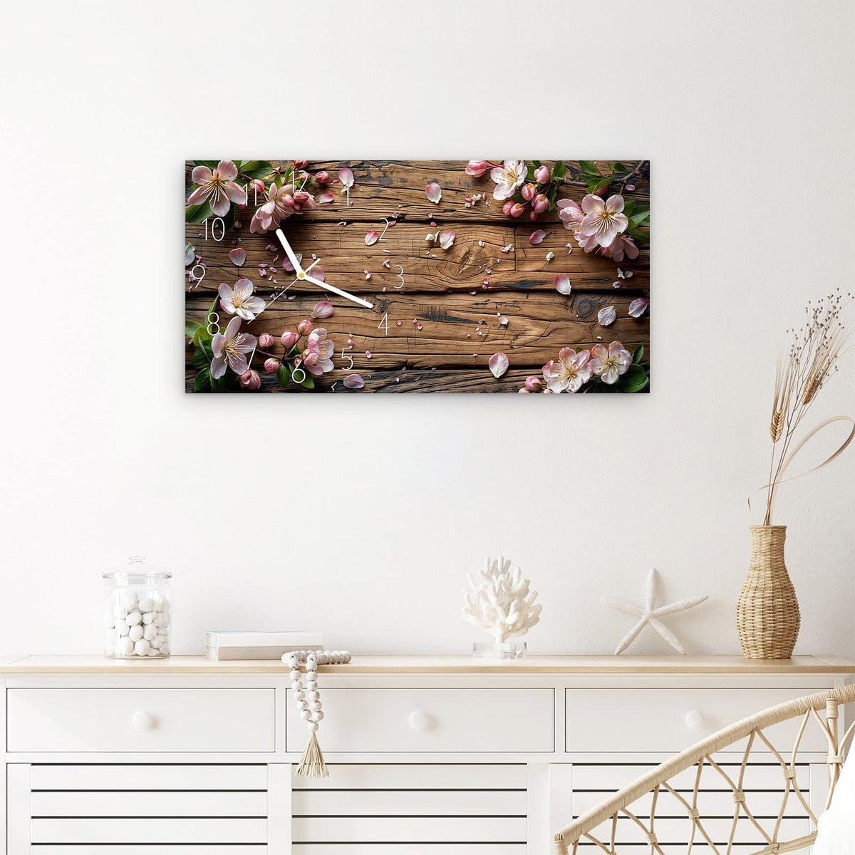 Wanduhr Blüten auf Holz aus Glas – Querformat 60 × 30 cm – Rosa Blütenblätter auf rustikalem Holz