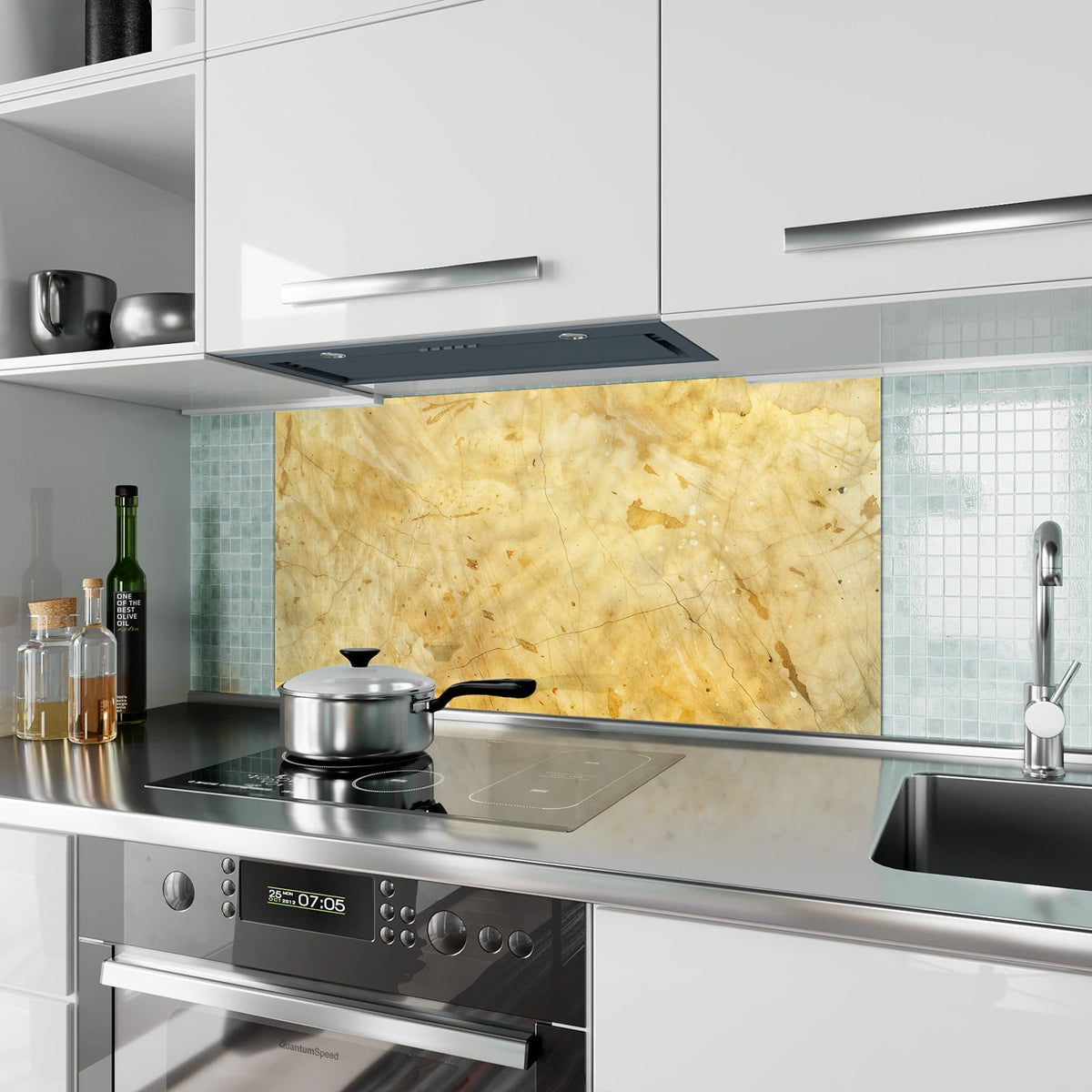 Küchenrückwand aus Glas Honiggelber Marmor im Hochformat als Spritzschutz hinter dem Kochfeld, über dem Fliesenspiegel montiert