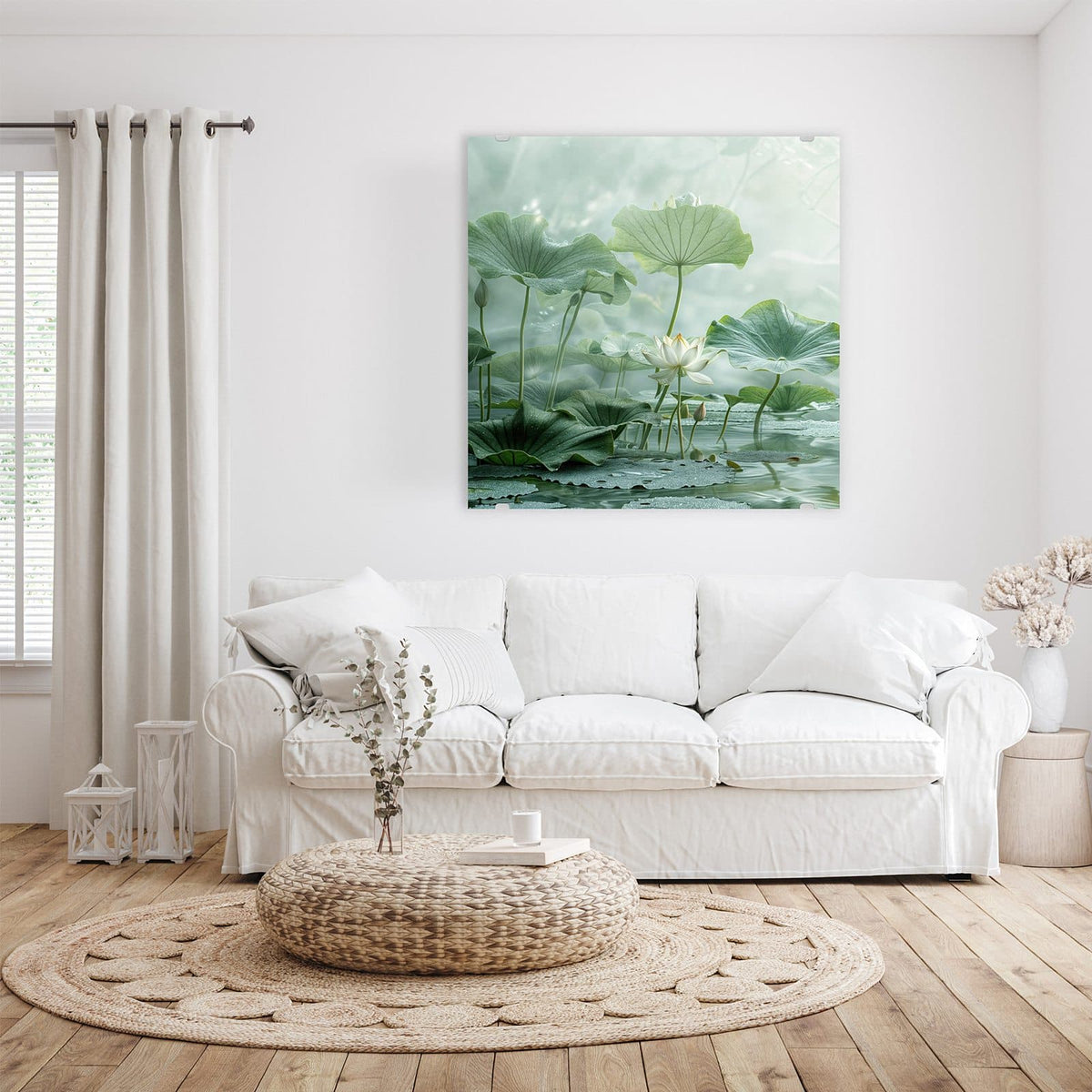 Glasbild Lotusteich an der Wand – Weiße Lotusblüte zwischen großen grünen Lotusblättern über stillem Wasser