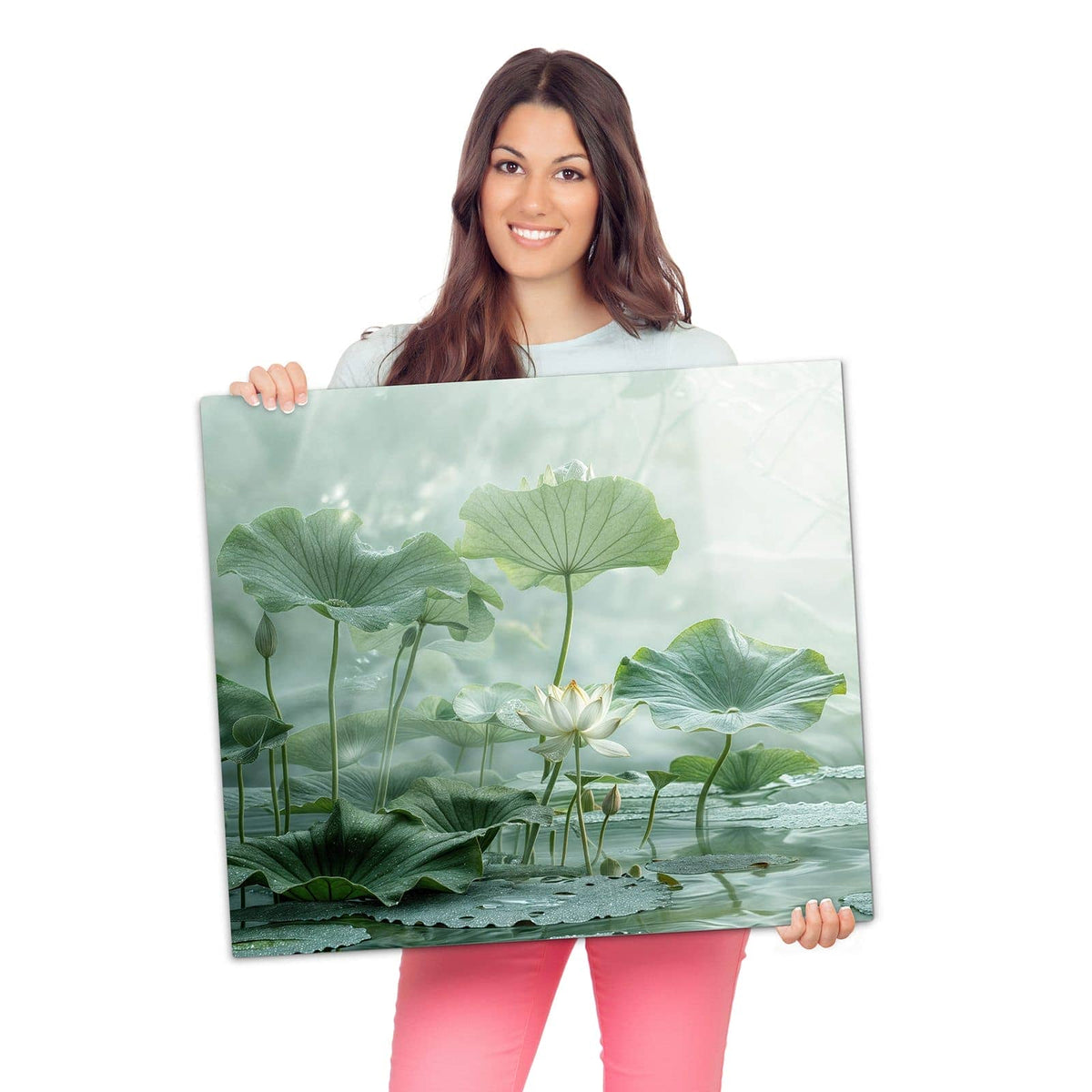 Herdabdeckplatte mit Lotusteich-Motiv wird zur Größendarstellung gehalten