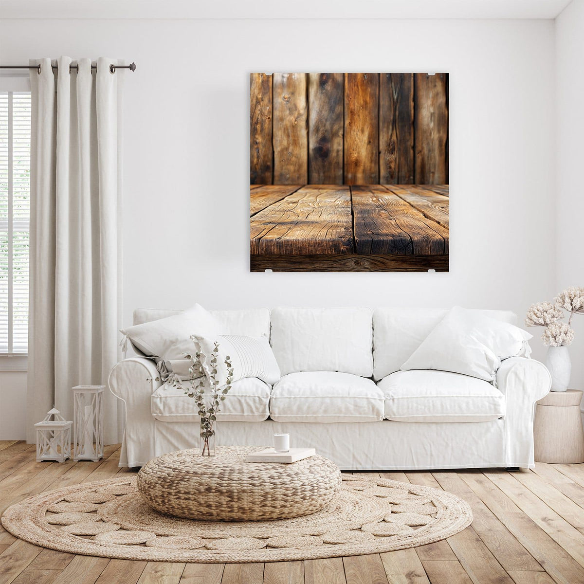 Rustikale Holztischplatte im Vordergrund vor einer Wand aus senkrechten Brettern