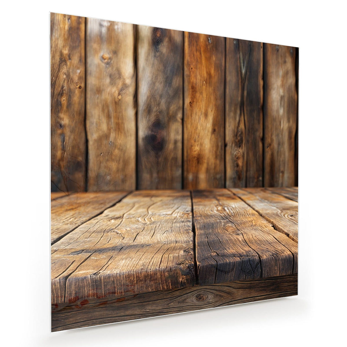 Rustikale Holztischplatte im Vordergrund vor einer Wand aus senkrechten Brettern