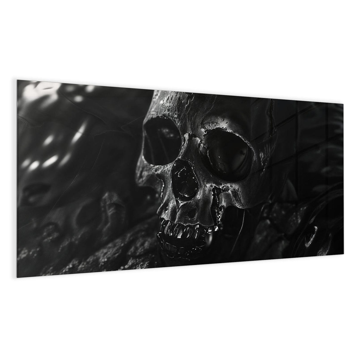 schwarzer, nass glänzender Totenkopf im Dunkeln, nur Kanten beleuchtet