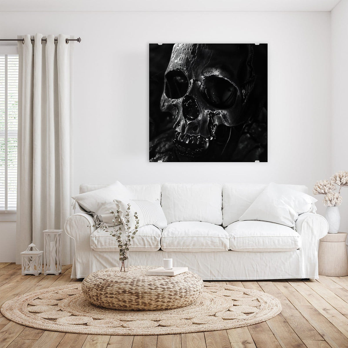 Glasbild Dunkler Totenkopf an der Wand – schwarzer, nass glänzender Totenkopf im Dunkeln, nur Kanten beleuchtet