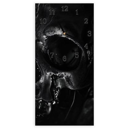 Wanduhr mit dem Motiv Dunkler Totenkopf