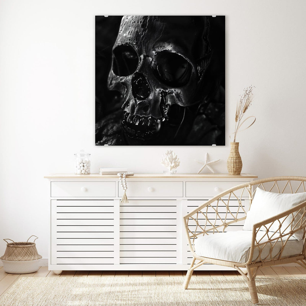 Glasbild Dunkler Totenkopf an der Wand – schwarzer, nass glänzender Totenkopf im Dunkeln, nur Kanten beleuchtet