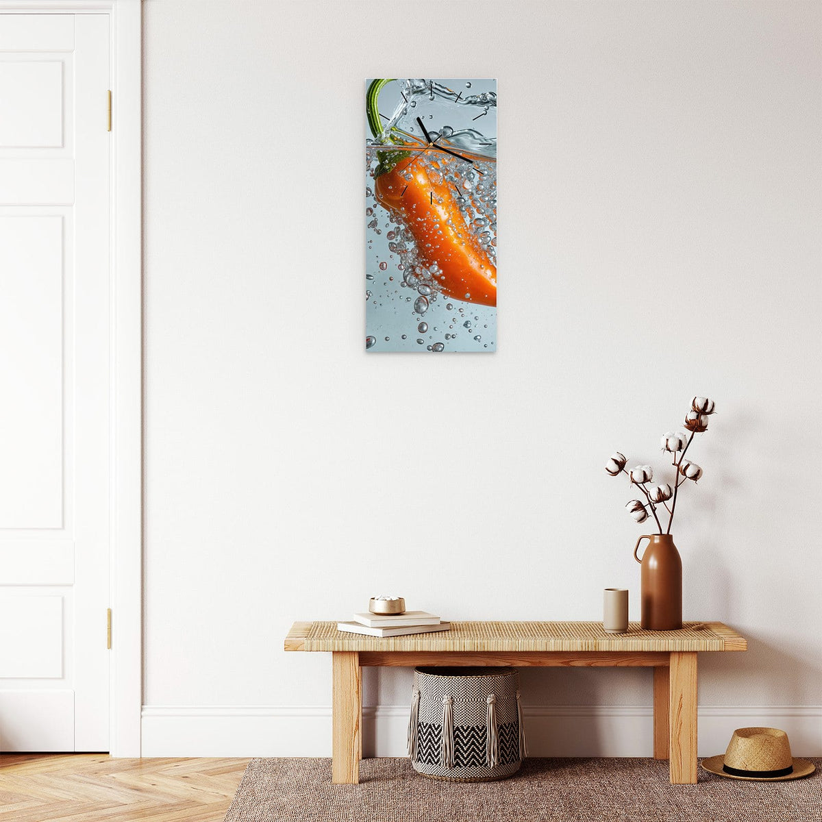 Wanduhr aus Glas im Hochformat Spritzige Paprika mit Ziffernblatt Linie über einer Holzbank im Flur