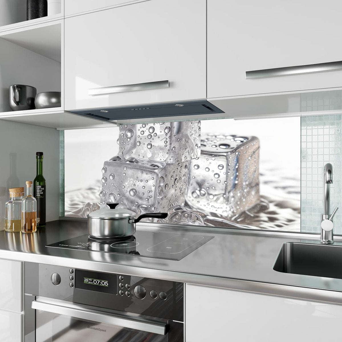 Küchenrückwand aus Glas Drei Eiswürfel im Hochformat als Spritzschutz hinter dem Kochfeld, über dem Fliesenspiegel montiert