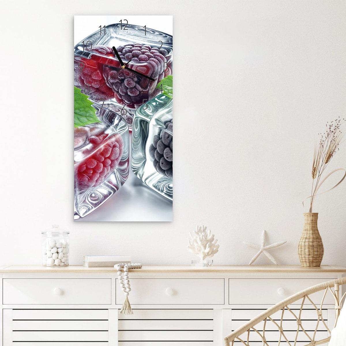 Wanduhr Eiswürfel Beerenmix aus Glas – Hochformat 30 × 60 cm – Eiswürfel gefüllt mit Beeren