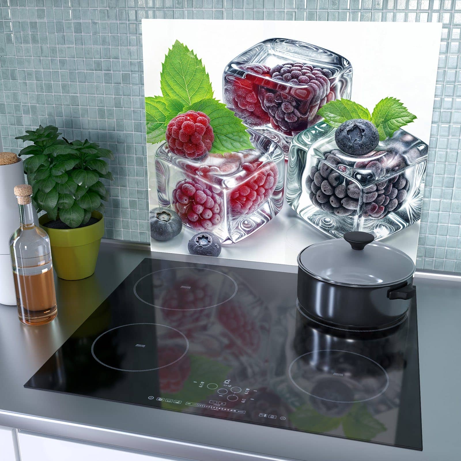 1-teilige Herdabdeckplatte mit Eiswürfel Beerenmix-Motiv als Spritzschutz hinter dem Kochfeld