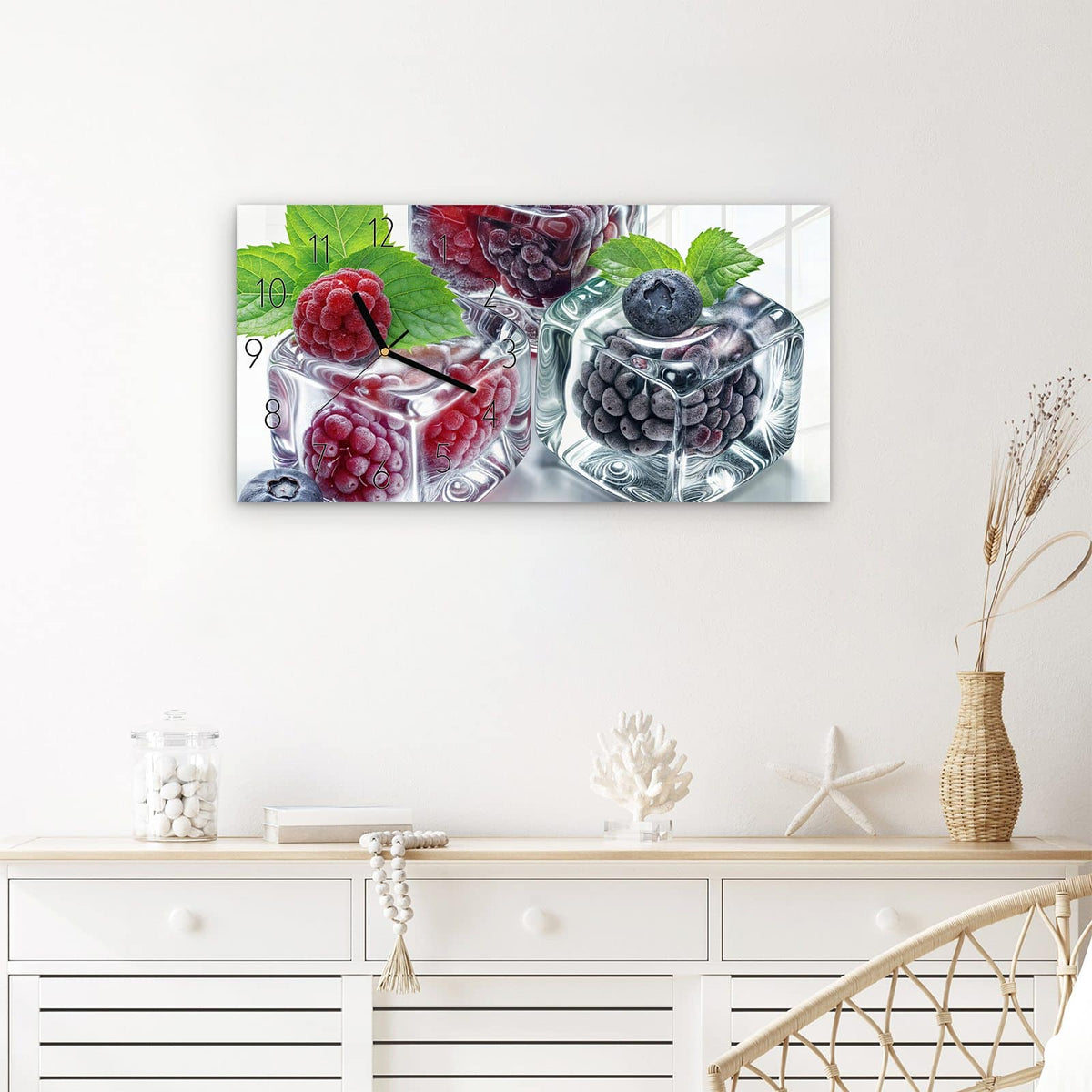 Wanduhr Eiswürfel Beerenmix aus Glas – Querformat 60 × 30 cm – Eiswürfel gefüllt mit Beeren