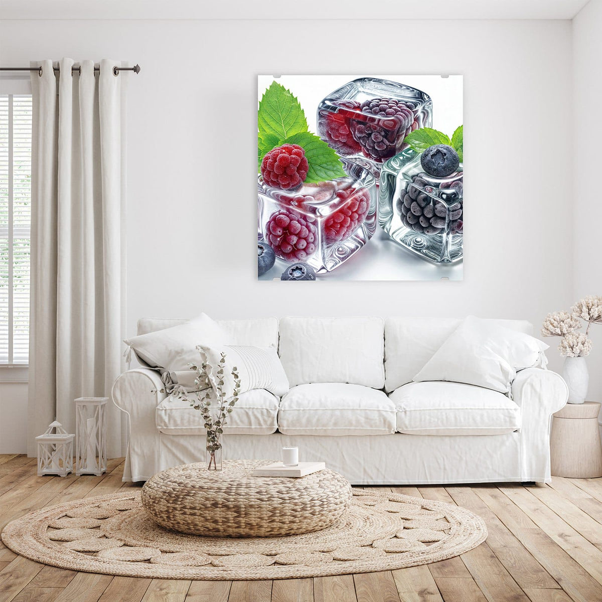 Glasbild Beeren und Minze im Eis an der Wand – drei Eiswürfel mit Himbeere, Brombeere und Blaubeeren, dazu Minzblätter, weißer Grund