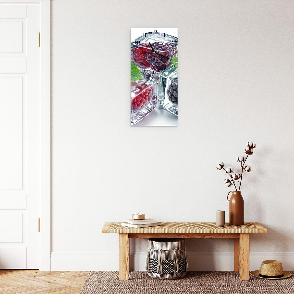 Moderne Wanduhr aus Glas mit Farbtiefe – Wanduhr Eiswürfel Beerenmix aus Glas – Hochformat 30 × 60 cm