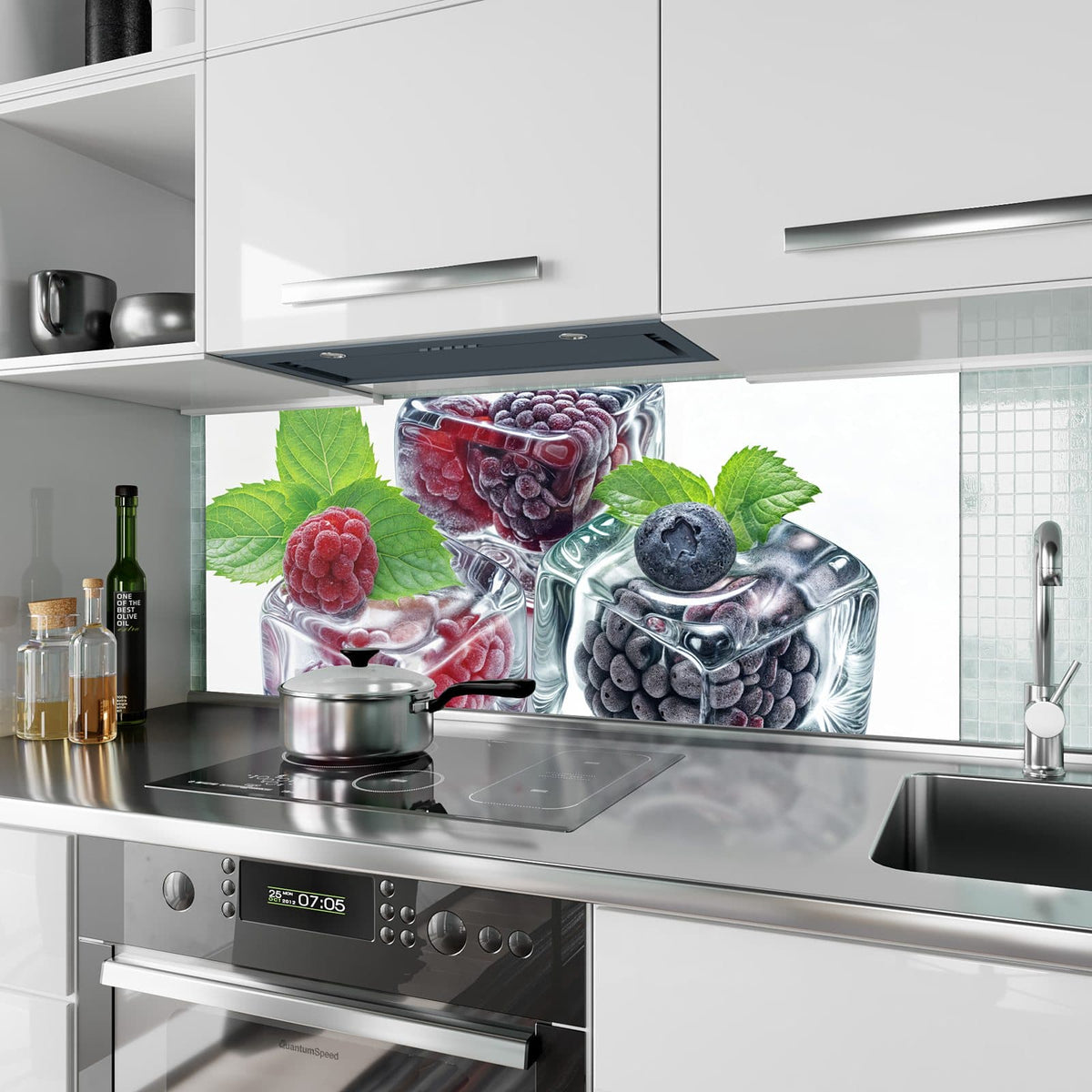 Küchenrückwand aus Glas Beeren und Minze im Eis im Hochformat als Spritzschutz hinter dem Kochfeld, über dem Fliesenspiegel montiert
