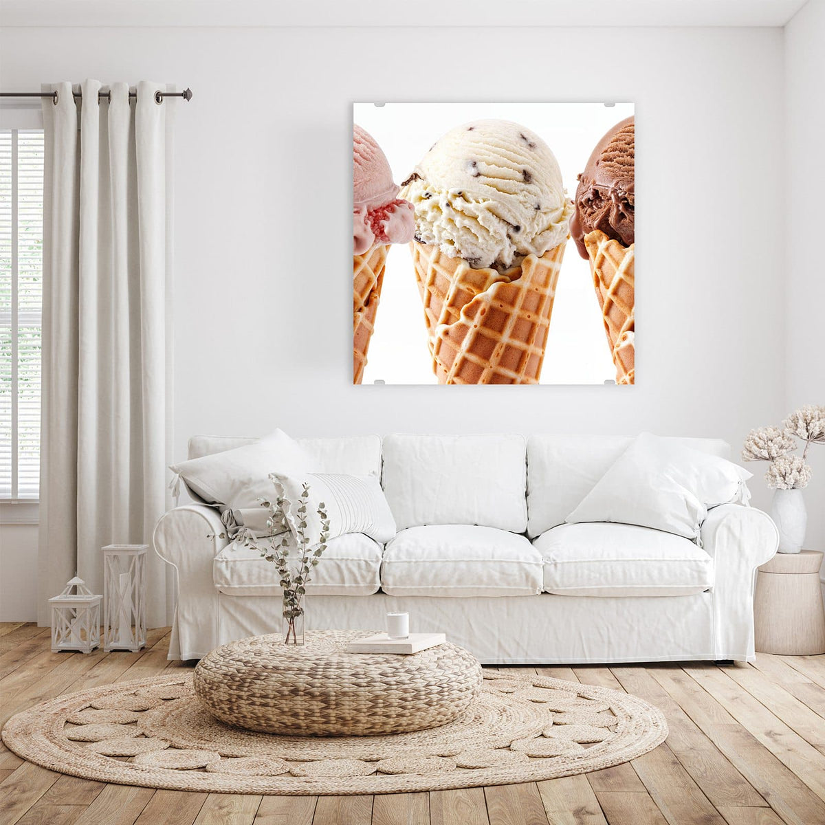 Glasbild Drei Eistüten an der Wand – Drei Waffeltüten nebeneinander mit Erdbeer-, Stracciatella- und Schokoladenkugel vor Weiß.