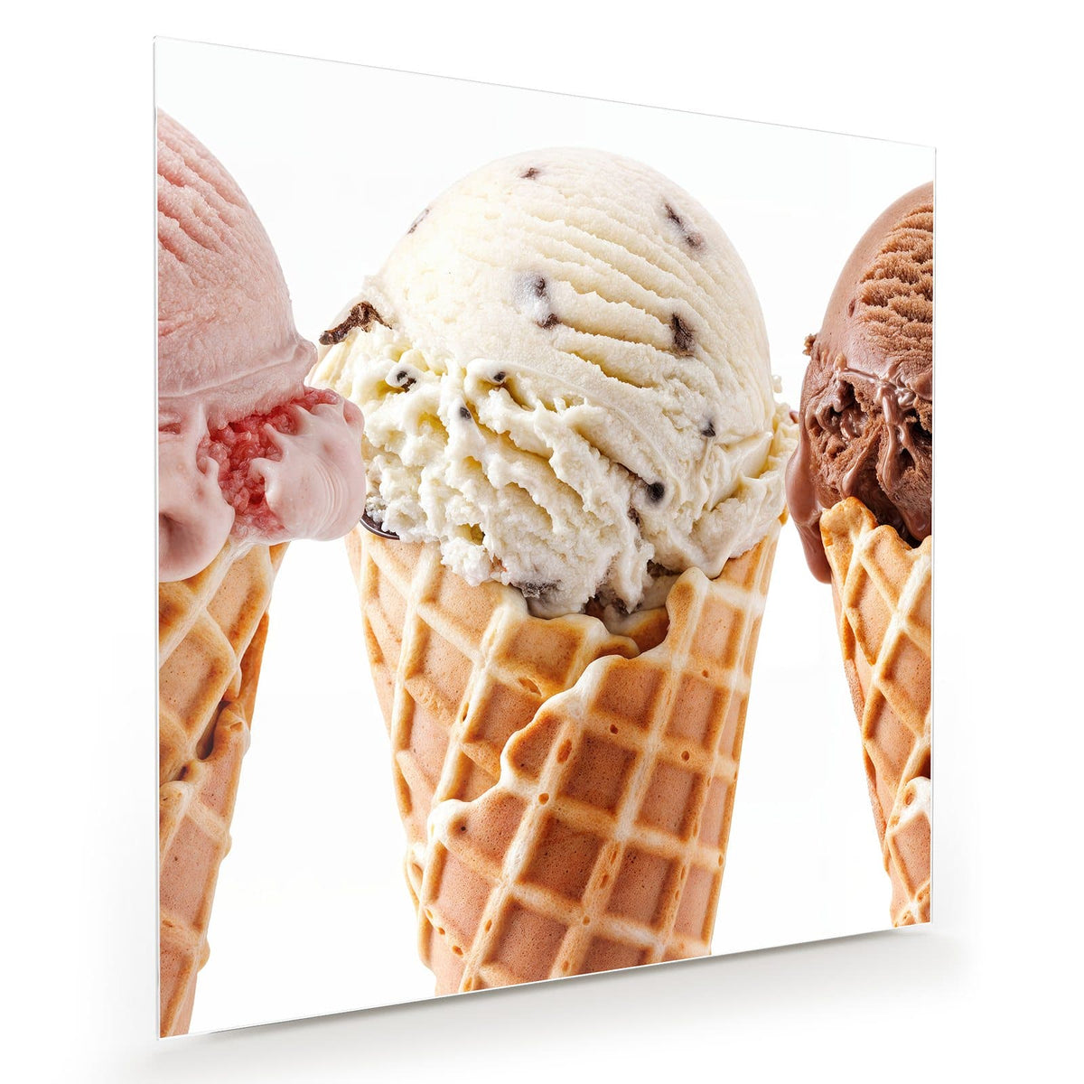 Drei Waffeltüten nebeneinander mit Erdbeer-, Stracciatella- und Schokoladenkugel vor Weiß.