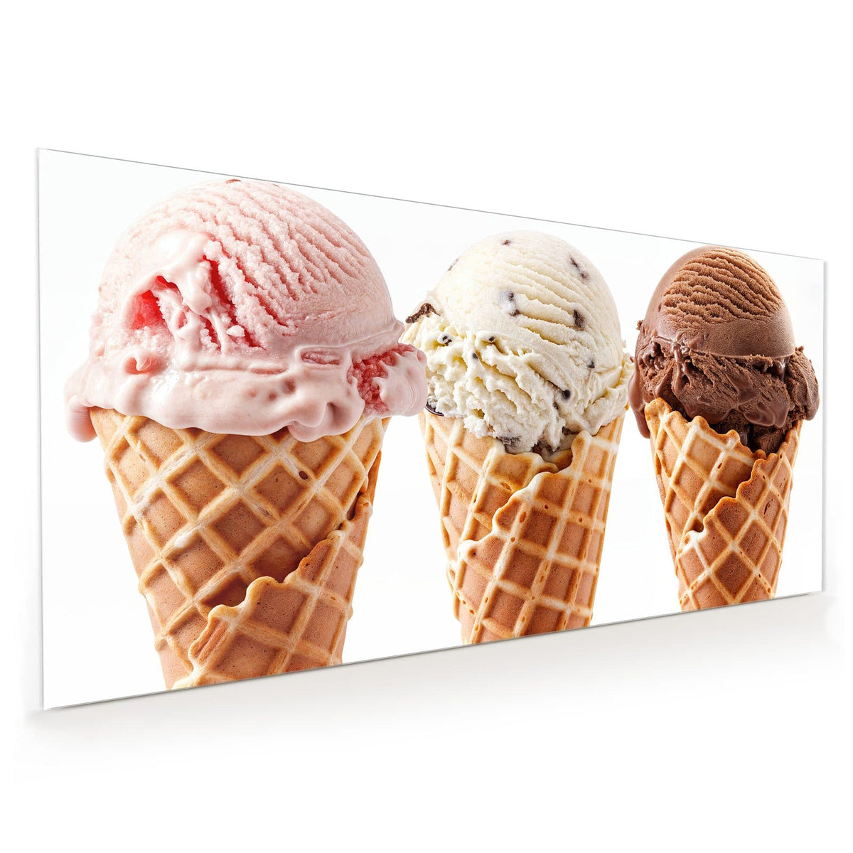 Küchenrückwand aus Glas im Hochformat mit Motiv Drei Eistüten: Drei Waffeltüten nebeneinander mit Erdbeer-, Stracciatella- und Schokoladenkugel vor Weiß.